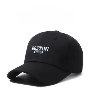 Dettaglio del ricamo Boston 1630 su cappellino da baseball in cotone nero con visiera curva