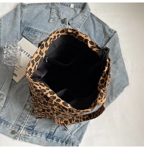 Details der Innenausstattung der Leoparden-Canvas-Tasche mit Reißverschlussfach