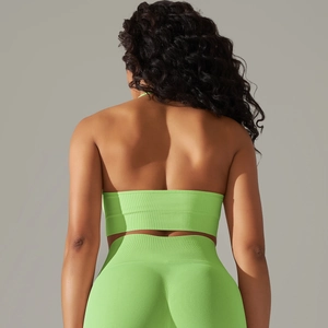 Détail du haut de sport dos nu sans couture vert fruit et legging avec texture côtelée