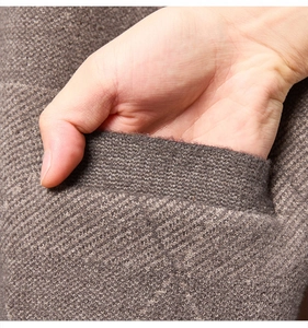 Detail der tiefbraunen Strickjacke mit Tasche, weiche Textur und Hand eingesteckt
