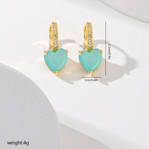 Boucles d'oreilles cœur en or 18K avec zircons bleu aqua et détails créoles