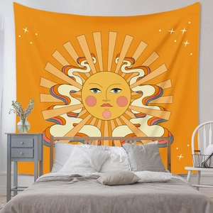 Dettaglio dell'arazzo sole bohémien sulla parete della camera come sfondo decorativo caldo
