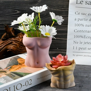 Macetas artísticas con forma de torso masculino y femenino con acabado mate decorativo