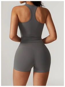 Dettaglio delle cuciture piatte professionali sugli shorts da yoga grigio scuro a vita alta