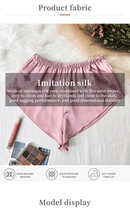 Short de détente rose en imitation soie avec bordure en dentelle sur fond blanc texturé