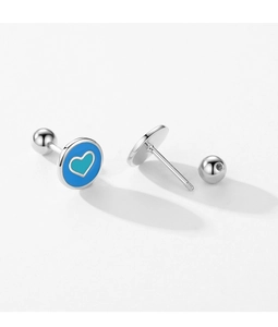 Détail des boucles d'oreilles en argent S925 avec cœur en émail bleu et fermoir à vis sécurisé