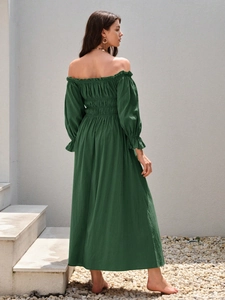 Dunkelgrünes schulterfreies Maxikleid mit Laternenärmeln und gesmoktem Oberteil in Rückansicht