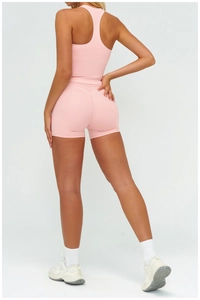 Vue arrière de l'ensemble de yoga rose avec haut dos nageur et short taille haute galbant