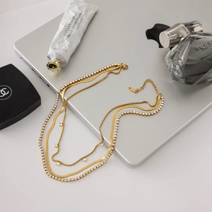 Collier triple rang plaqué or 18K avec pierres de zircon et chaîne serpent