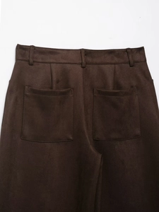 Détail du pantalon en similicuir marron foncé avec poches et passants de ceinture