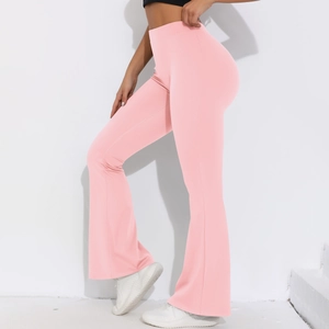Detailansicht der rosa High-Waist-Yogahose mit Schlag, Push-up-Effekt und Beinschlitz