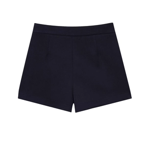 Vista dettagliata dei pantaloncini blu scuro a vita alta con cuciture precise su sfondo bianco