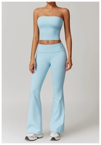 Vue avant de l'ensemble de yoga bleu clair avec haut court et legging de sport évasé