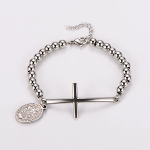 Détail d'un bracelet en acier inoxydable argenté avec croix et médaille Saint-Benoît