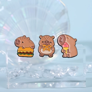 Schattige Capibara emaille pins met etensthema op blauwe achtergrond met kristallen