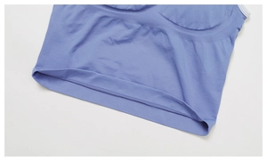 Détail de la brassière de yoga sans couture lilas avec ourlet renforcé et texture côtelée