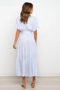 Vista trasera del vestido largo azul claro con cuello en V y falda de varios niveles