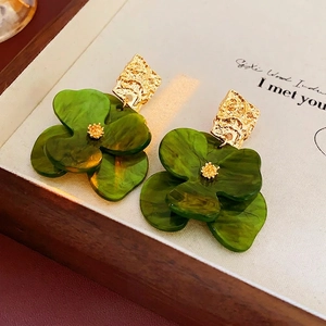 French Retro Large Flower Stud Earrings With Acrylic Resin Petals And Hammered Alloy Silver Earring Post For Women