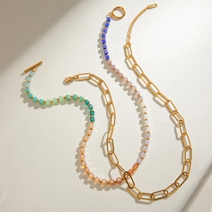 Colliers en perles de cristal colorées avec chaîne trombone dorée et fermoir en T