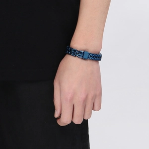 Dettaglio del bracciale hip-hop in acciaio inossidabile blu con chiusura rettangolare