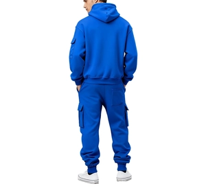 Vista trasera de conjunto para hombre de sudadera con capucha y pantalón cargo azul