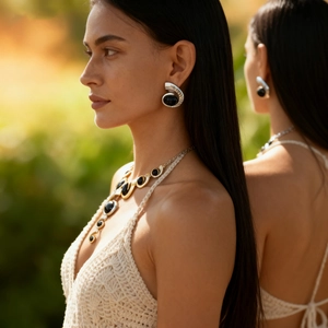 Ensemble collier pendentif géométrique et boucles d'oreilles spirales avec pierres noires