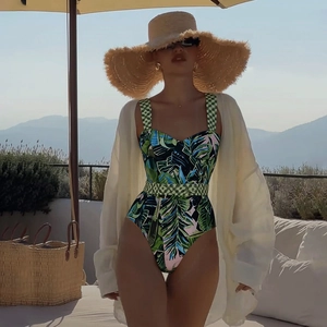 Maillot de bain une pièce à imprimé tropical floral avec chapeau de soleil et paréo de plage