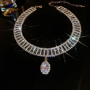Collier ras du cou luxueux en argent avec pendentif goutte en zircon et strass