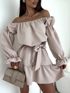 Détails de robe épaules dénudées avec taille nouée, manches bouffantes et volants
