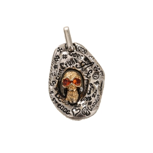 Pendentif tête de mort Halloween doré avec pierre orange et cadre argenté gravé