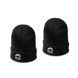Bonnet en tricot noir pour femme avec écusson arc-en-ciel, texte smile et cœurs colorés