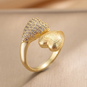Goldener Doppelherz-Ring mit Zirkonia-Besatz und strukturierter Wellenoberfläche