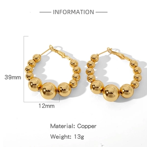 Détail de boucles d'oreilles créoles en cuivre doré avec diamètre de 39mm et poids de 13g