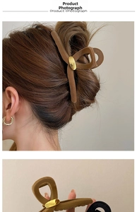 Grande pince à cheveux géométrique floquée avec un élégant accent en métal doré