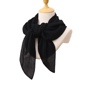 Elegante foulard quadrato nero a pieghe stile lino 90x90cm esposto su un manichino
