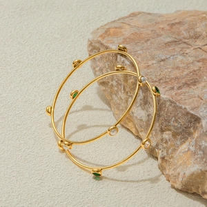 Set di bracciali classici in acciaio inossidabile placcato oro 18K con perle e smeraldi
