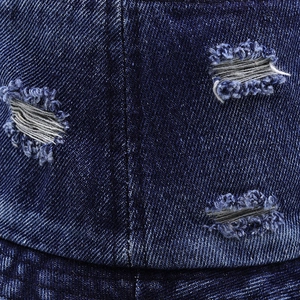 Détail macro du chapeau bob en jean bleu foncé avec des textures de tissu déchirées