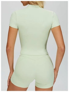 Vista posteriore del set da yoga verde menta con top a collo alto e pantaloncini
