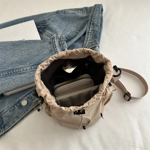 Sac seau en nylon avec cordon de serrage montrant l'intérieur spacieux et la poche zippée