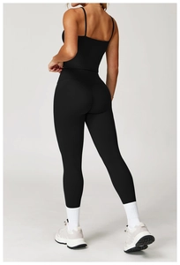 Vue arrière du legging de yoga noir taille haute et de la brassière de sport