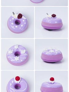 Vista macro di modelli di donut viola in schiuma PU con panna e decorazioni alla frutta