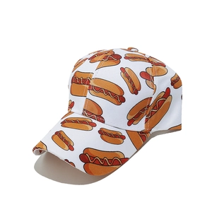 Draufsicht auf weiße Baseballkappe mit Hot-Dog-Mustern und Baumwoll-Twill-Textur