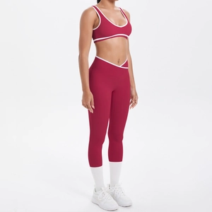 Detailansicht des roten Yoga-Sets mit weißem Rand und V-förmiger High-Waist-Leggings