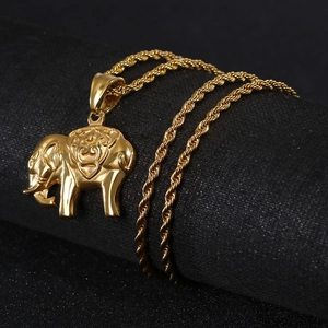 Vue macro d'un pendentif éléphant doré avec chaîne torsadée et surface texturée détaillée