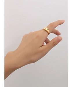 Détail de la bague en plaqué or 18k avec motif d'étoile et zircon sur le doigt d'un mannequin