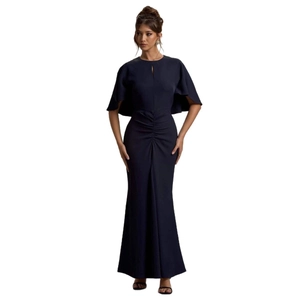 Abito lungo attillato blu scuro con arricciatura in vita ed elegante orlo a sirena