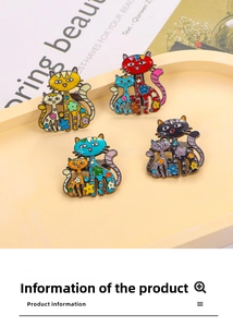 Détails de broches chat en émail coloré aux motifs floraux en jaune, rouge et gris