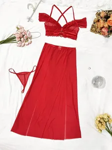 Detail eines roten Dessous-Sets aus Netzstoff und Spitze mit Beinschlitz und Blumen