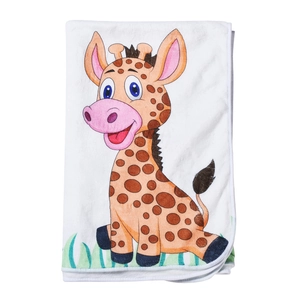 Makroaufnahme einer weichen Flanell-Meilensteindecke mit süßem Giraffen-Aufdruck