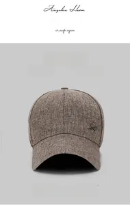 Détail de la texture en tweed de la casquette avec logo métallique et visière rigide
